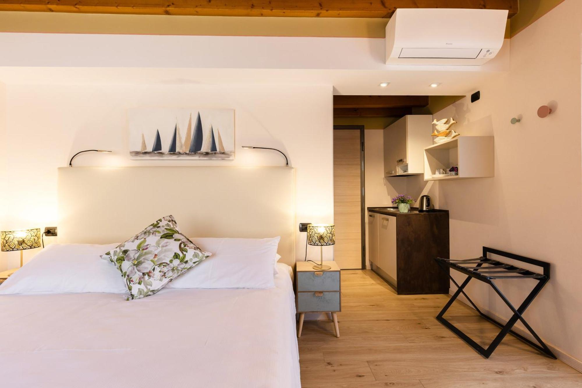 Bed and Breakfast Charming Сірміоне Екстер'єр фото